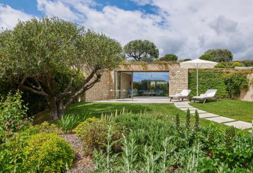 Κήπος έξω από το Domaine des Andéols