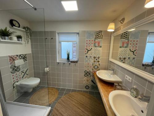 ein Bad mit einem WC, einem Waschbecken und einer Dusche in der Unterkunft Ferienwohnung „Haus Herbert“ Wohnung „Emma“ 