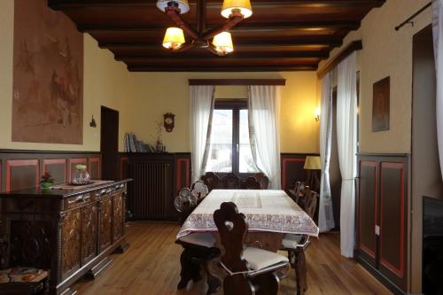 una sala da pranzo con tavolo e soffitto di Villa Molteni, Ville di Fiemme, Varena a Varena