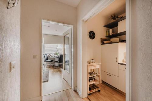 uma porta aberta para uma cozinha e uma sala de estar em kleiner Wumbi Braunlage em Braunlage