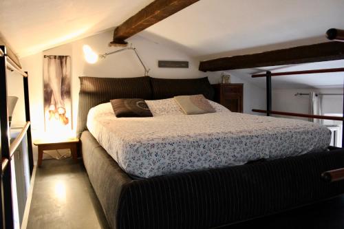 a bedroom with a large bed in a room at Il Nido delle Taccole in Fezzano