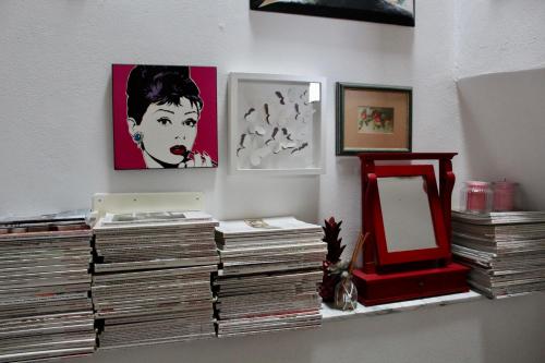 a room with a stack of books and a mirror at Il Nido delle Taccole in Fezzano