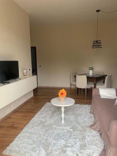 a living room with a couch and a table at Deliziosa casa indipendente in Imola