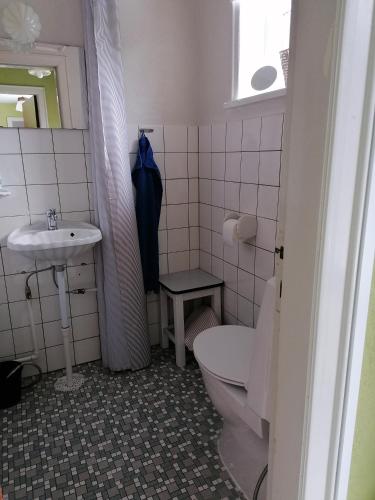 łazienka z toaletą i umywalką w obiekcie B&B Tvolm Ydby Thy w mieście Tvolm