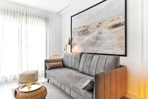 - un salon avec un canapé et un tableau mural dans l'établissement Apartment Boho, à Torre de la Horadada