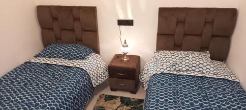 Duas camas sentadas uma ao lado da outra num quarto em Dyour marjan em Marrakech