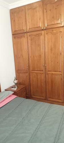 um quarto com armários de madeira e uma cama em Dyour marjan em Marrakech
