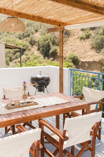 Balkoni atau teres di AGIAZI Poros Summer House