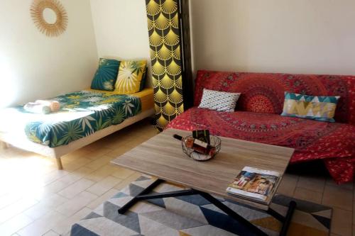 salon z kanapą i stolikiem kawowym w obiekcie Oasis tranquille - L'évasion au Verdon w mieście Gréoux-les-Bains