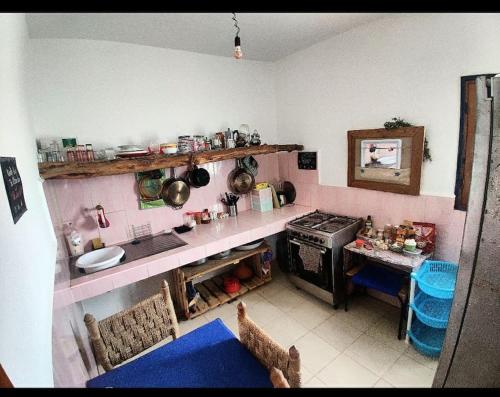 西迪考烏奇的住宿－Hippie Chic House，厨房配有水槽和炉灶。