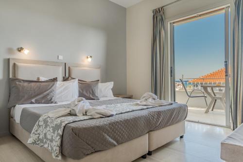 1 dormitorio con 1 cama y vistas a un balcón en Blue Lagoon, en Amoudi
