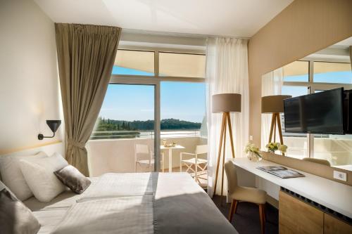TV a/nebo společenská místnost v ubytování Remisens Hotel Albatros-All inclusive