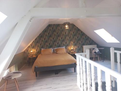 um quarto com uma cama num sótão em COUL'Ô'BERGE em Coulanges-lès-Nevers