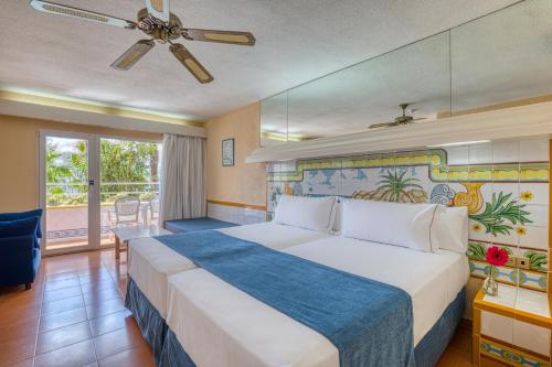 a hotel room with a bed and a ceiling fan at Playavera in Vera
