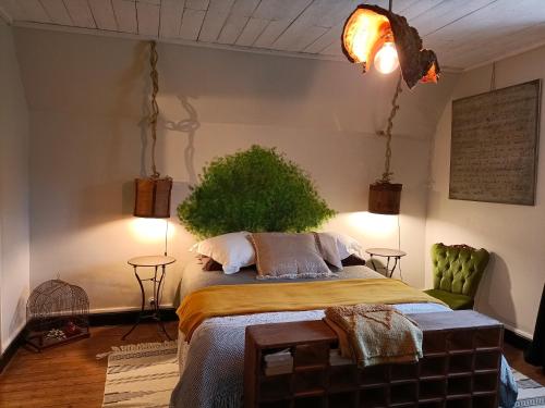 een slaapkamer met een bed en een groene plant bij Château d'Arfeuilles Chambres et tables d'hôtes in Arfeuilles