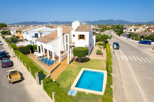 una vista aérea de una casa con piscina en Casa Felix en Palma de Mallorca