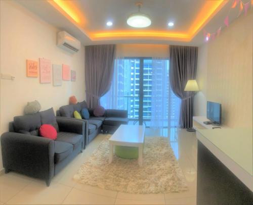- un salon avec un canapé et une table dans l'établissement Atlantis Residence#3409#1Bedroom#2-4Pax#, à Malacca