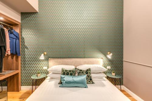 En eller flere senge i et værelse på Tree Charme Parliament Boutique Hotel