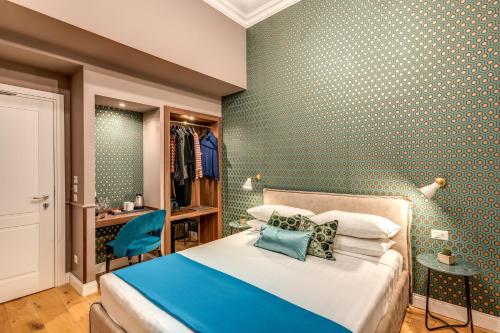 En eller flere senge i et værelse på Tree Charme Parliament Boutique Hotel