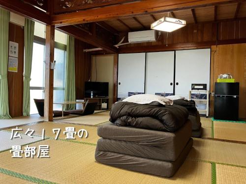 una habitación con una bolsa de frijoles en el medio en 民泊まったりん人, en Janadō