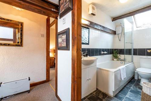een badkamer met een bad, een wastafel en een toilet bij Pant in Llanymawddwy
