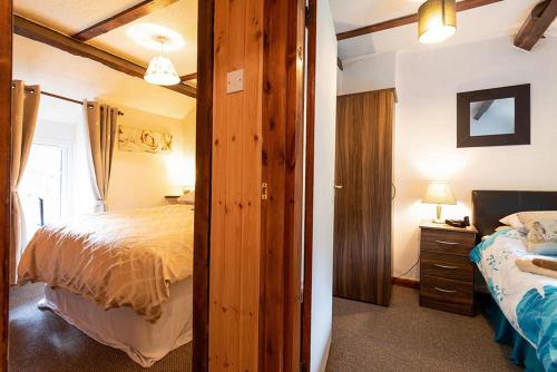 een slaapkamer met een bed en een kamer met een spiegel bij Pant in Llanymawddwy