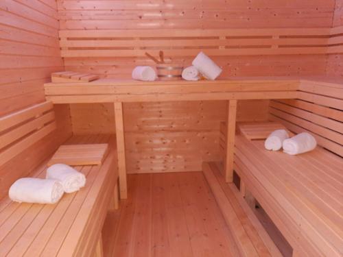 - un sauna avec des serviettes et un lavabo dans l'établissement 01 Familien Premium Pods, à Silberstedt