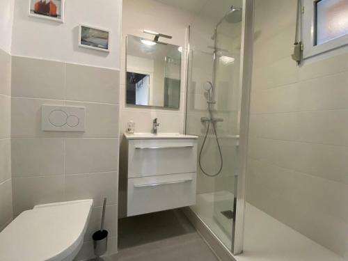 Ένα μπάνιο στο Appartement 3 étoiles à Perros-Guirec avec parking et animaux admis - FR-1-368-75