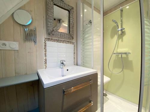 La salle de bains est pourvue d'un lavabo et d'une douche. dans l'établissement Maison Perros-Guirec, 2 pièces, 2 personnes - FR-1-368-249, à Perros-Guirec