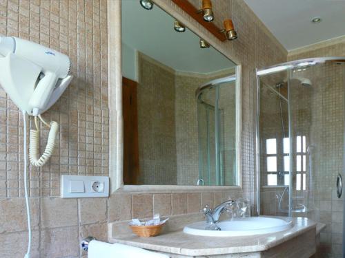 a bathroom with a sink and a large mirror at Posada Ribera del Pas in Iruz