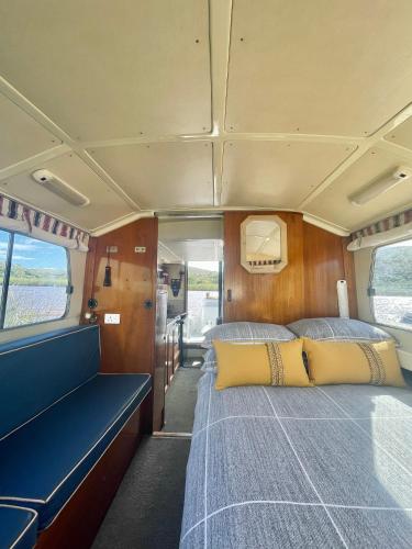 Malgas的住宿－Houseboats - Living The Breede - Valid Skippers License compulsory，一间火车车厢内带两张床的卧室