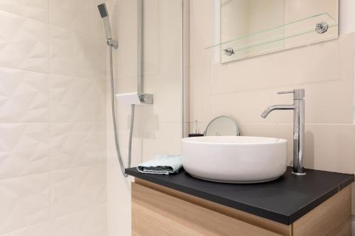 ein Bad mit einem Waschbecken und einer Dusche in der Unterkunft Appartement spacieux in Quimper