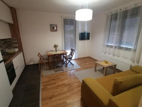 TV a/nebo společenská místnost v ubytování Apartman Kuzmanović