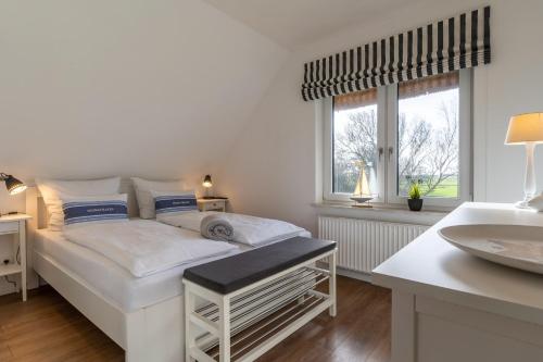 Postel nebo postele na pokoji v ubytování Appartement unter Reet Blinkfüer