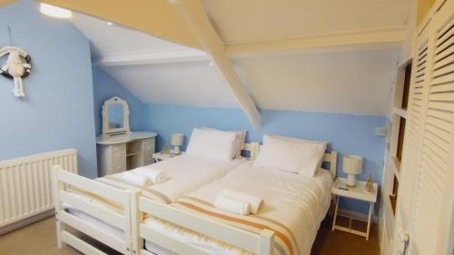 Кровать или кровати в номере Pearl Cottage with parking pass - Grade II listed