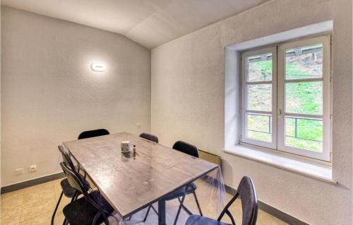 une salle à manger avec une table et une fenêtre dans l'établissement Nice Apartment In Saint-Germain-La-Prade, à Saint-Germain-Laprade
