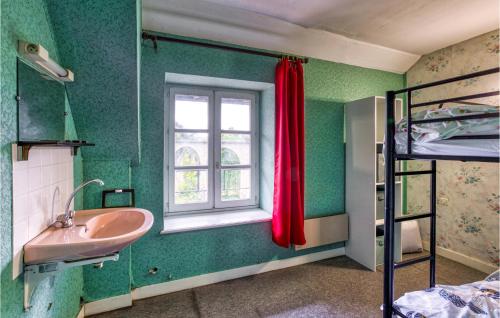baño con lavabo y litera en 3 Bedroom Lovely Apartment In Saint-germain-la-prade, en Saint-Germain-Laprade