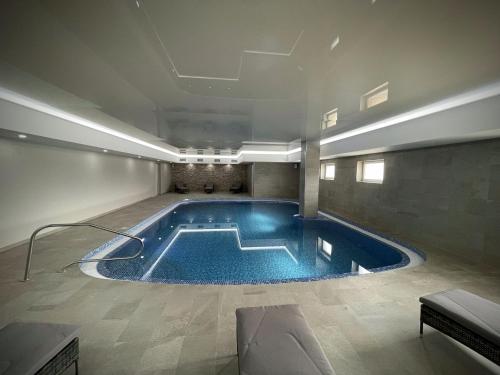 a large swimming pool in a large room with at Lázeňský hotel Pyramida in Františkovy Lázně