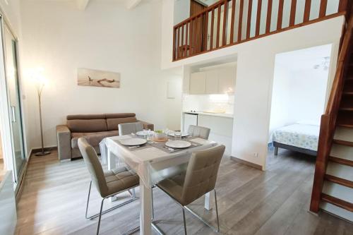 Afbeelding uit fotogalerij van Spacious sea view apart at 50m from the beach in Bandol