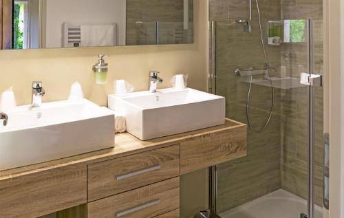 une salle de bain avec deux lavabos et une douche dans l'établissement Le Jardin de Celina, à Valensole
