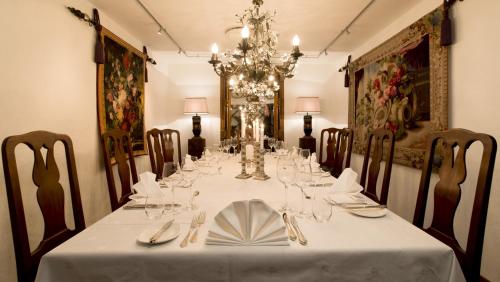 a dining room with a long table with a chandelier at Hovde Gård in Brekstad