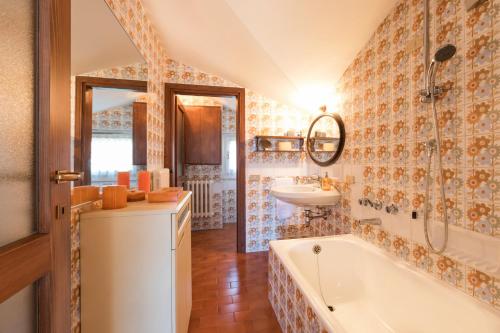 y baño con bañera y lavamanos. en Maison Jaune by Wonderful Italy en Bellagio