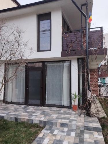 une maison avec des portes noires et une terrasse dans l'établissement Ultracentral Apartment Villa ELENA Palas Mall, à Iaşi