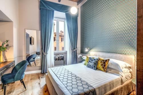 En eller flere senge i et værelse på Tree Charme Parliament Boutique Hotel