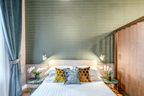 En eller flere senge i et værelse på Tree Charme Parliament Boutique Hotel