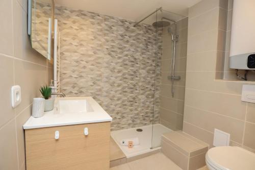 een badkamer met een wastafel, een douche en een toilet bij IMMOGROOM - 10 min from the city center - Renovated - Nice and cosy in Cannes