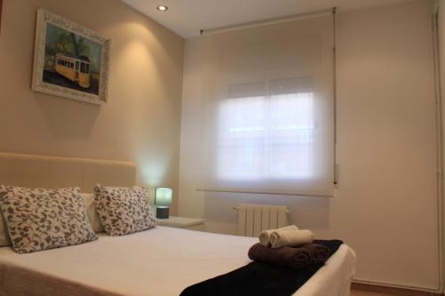 - une chambre avec un lit et une fenêtre avec un bus dans l'établissement Can Robert Apartment by SitgesNow, à Sitges