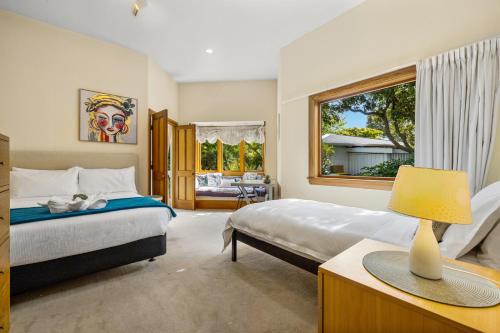 - une chambre avec un lit et une fenêtre dans l'établissement Fendalton Villa - Christchurch Holiday Home, à Christchurch