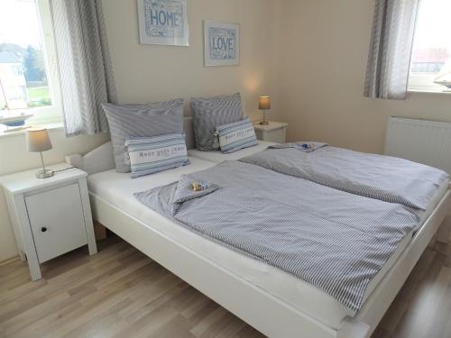 un letto bianco con due cuscini sopra in una camera da letto di Scheitz 3 a Dahme
