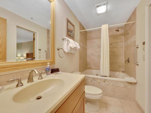 A bathroom at 112 Edgewater Inn with Waterfront Access